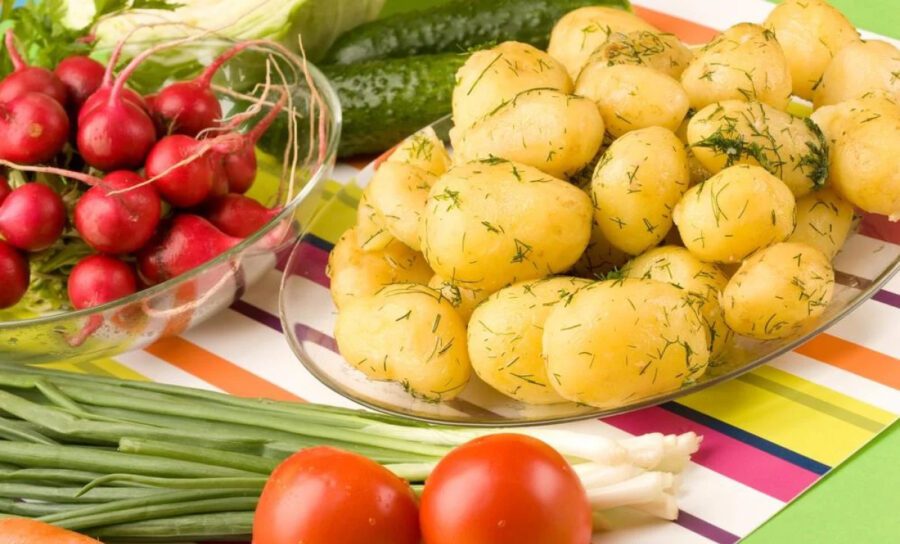 Як почистити кілограм дрібної молодої картоплі за 5 хвилин, щоб руки були чисті