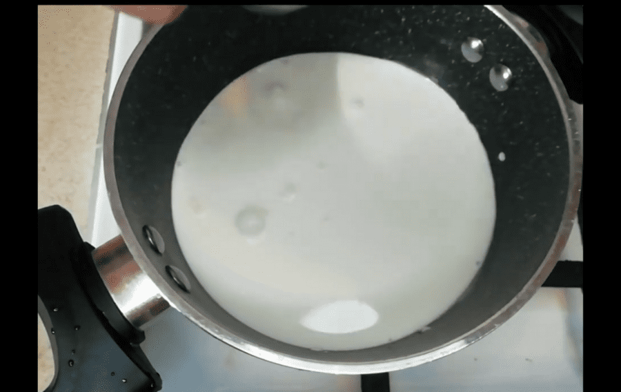 Приготуйте молочну суміш у каструлі