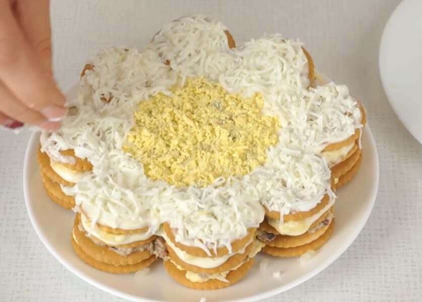 Закусочний торт-салат з крекерів за 10 хвилин