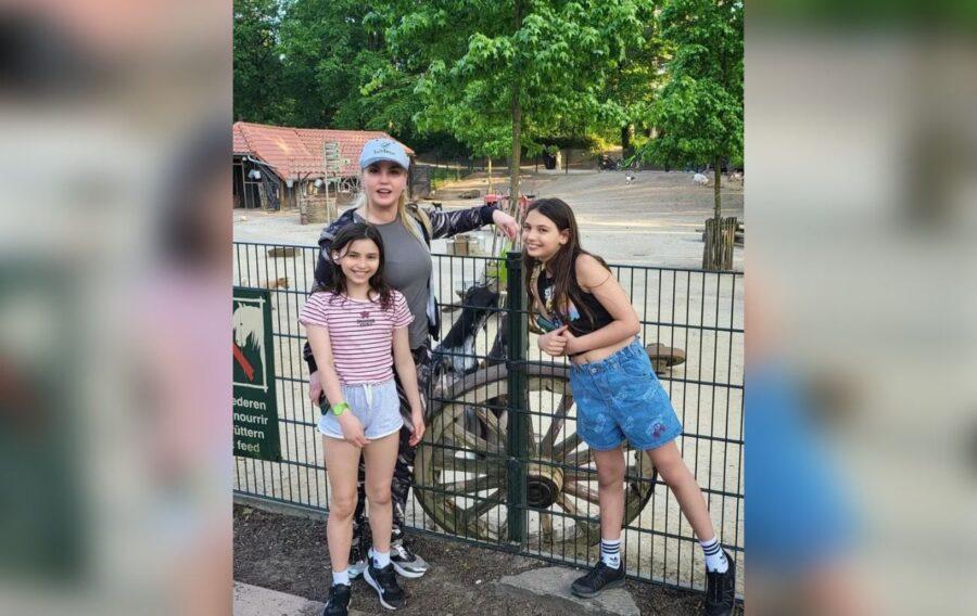 Камалія Захур повідомила, що забрала доньок від колишнього чоловіка в дівочу подорож
