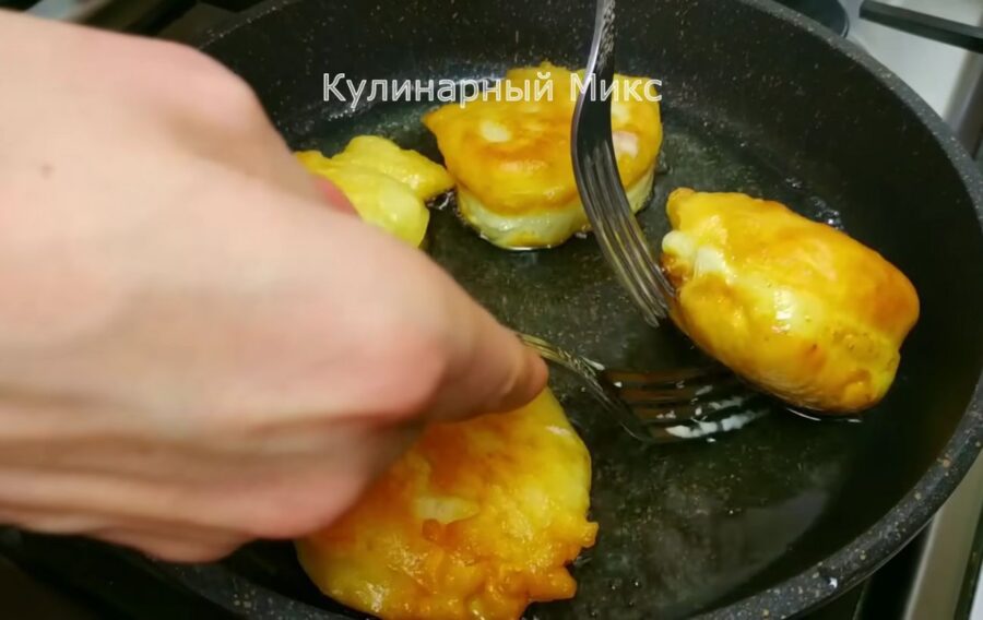 Обсмажте оладки з обох боків до золотої скоринки