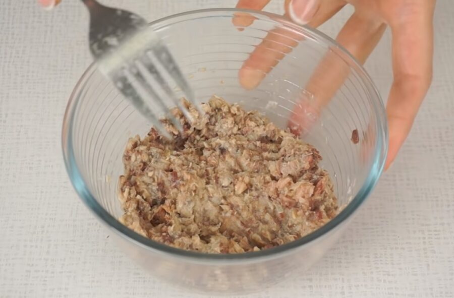 Закусочний торт-салат з крекерів за 10 хвилин