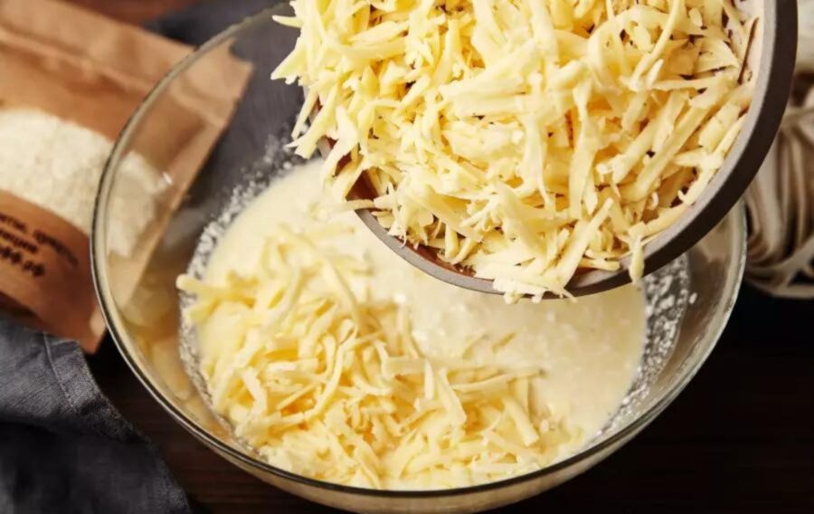 Змішайте суміш з сиру та молока