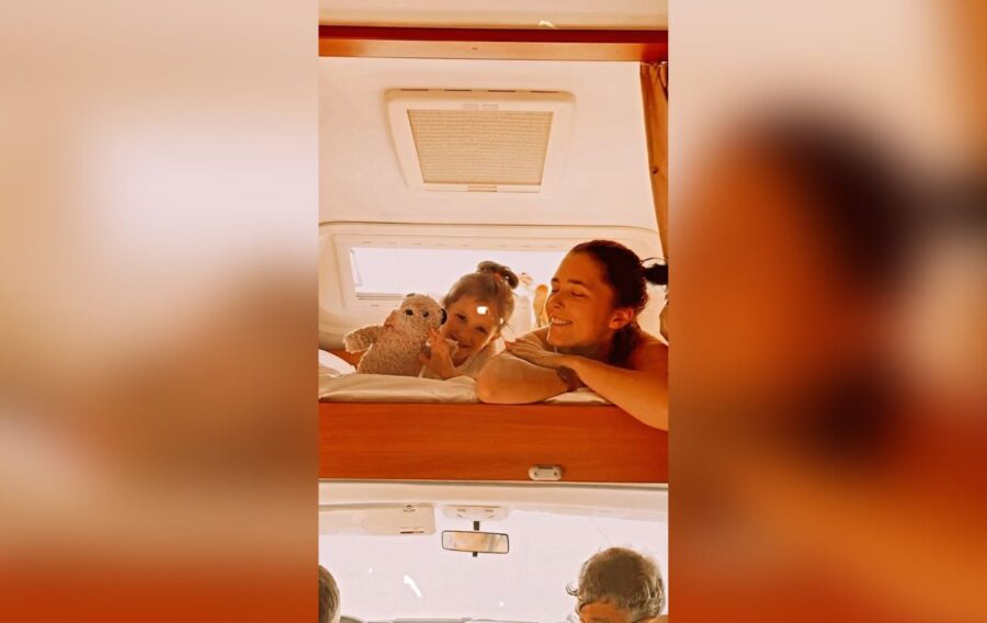 Тоня Матвієнко на своїй сторінці показала свіжі кадри з двома своїми доньками