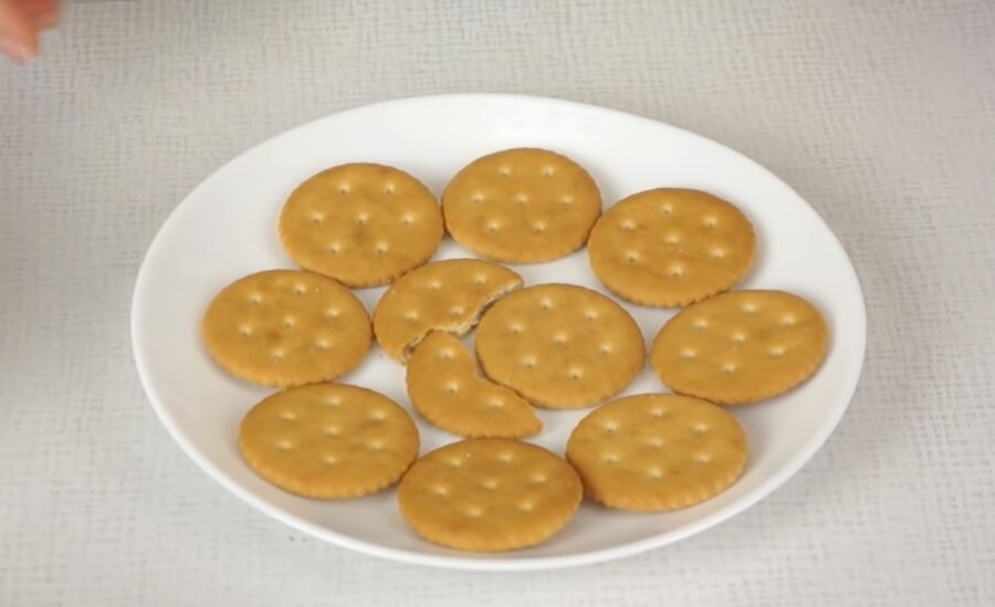 Закусочний торт-салат з крекерів за 10 хвилин