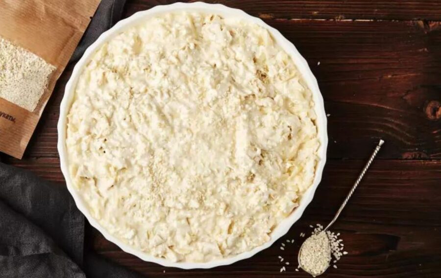 Викладіть пиріг у форму для випікання