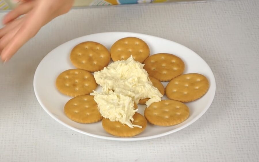 Закусочний торт-салат з крекерів за 10 хвилин