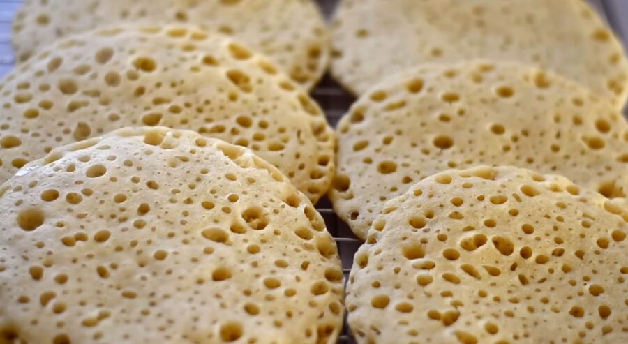 Арабські млинці 1000 і 1 дірочка, які змітають зі столу за хвилину