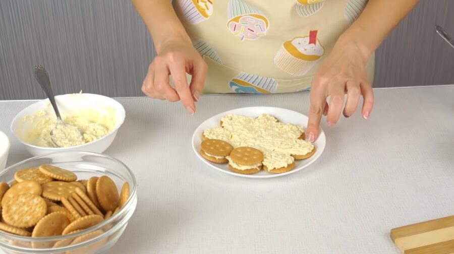 Закусочний торт-салат з крекерів за 10 хвилин