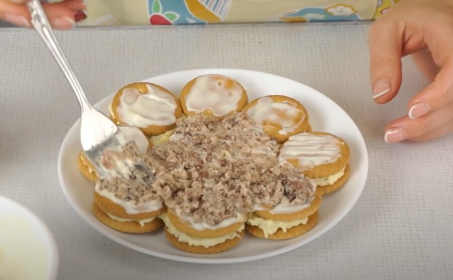 Закусочний торт-салат з крекерів за 10 хвилин