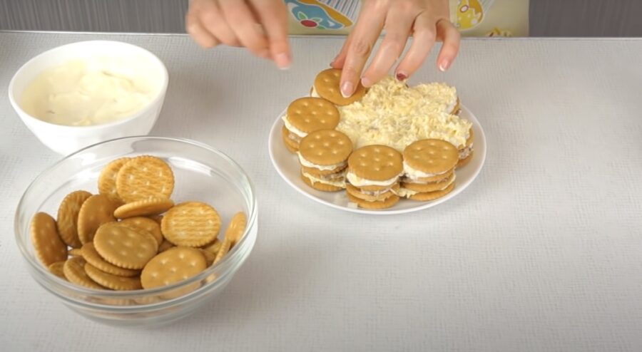 Закусочний торт-салат з крекерів за 10 хвилин