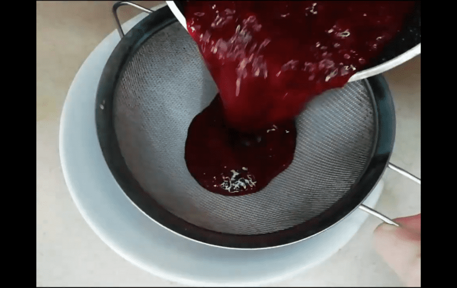 Перетріть ожину через сито