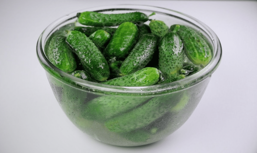 Рецепт хрумких засолених огірків у бочках