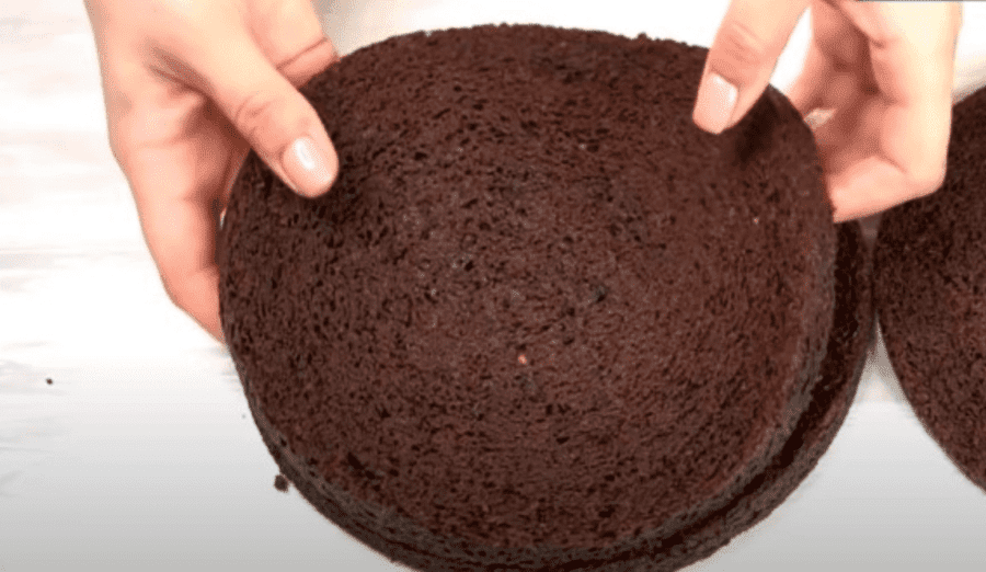 Розріжте готові коржі на три рівні частини