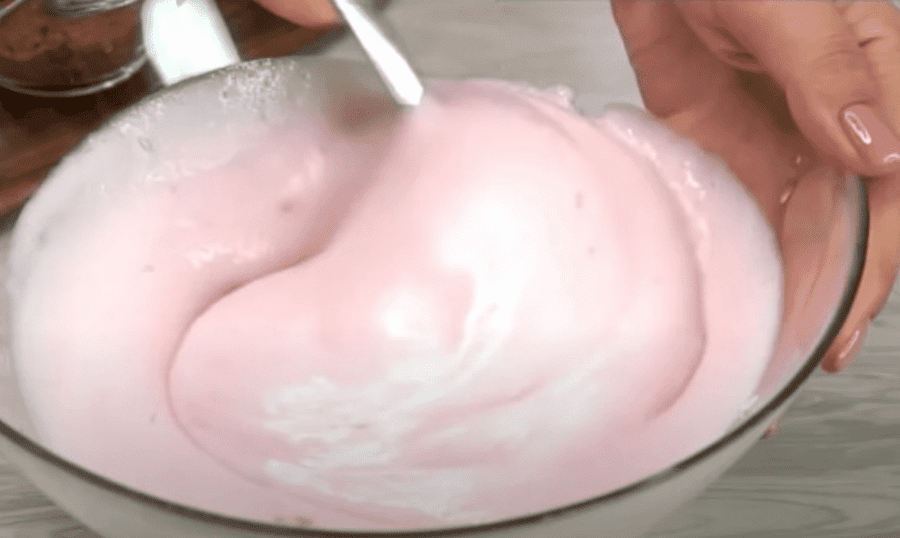 Почніть замішувати тісто для коржів торта