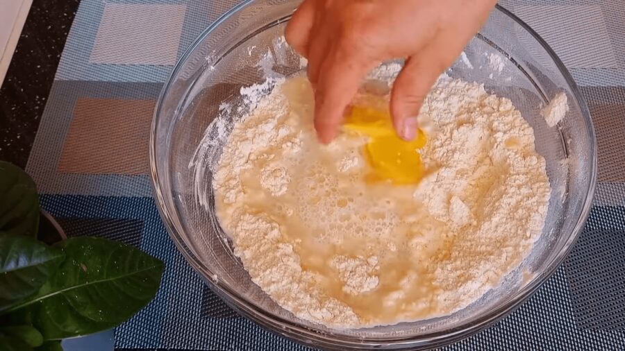 Додайте у тісто яйце