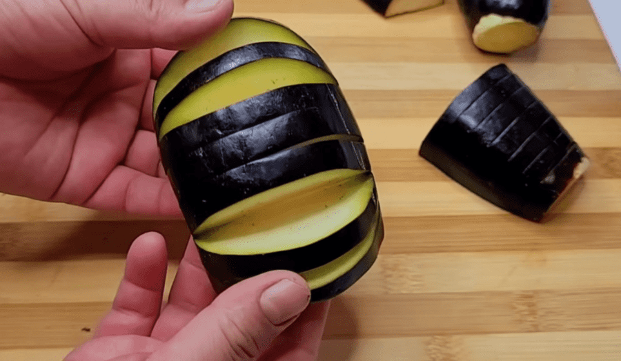 Наріжте баклажани гармошкою