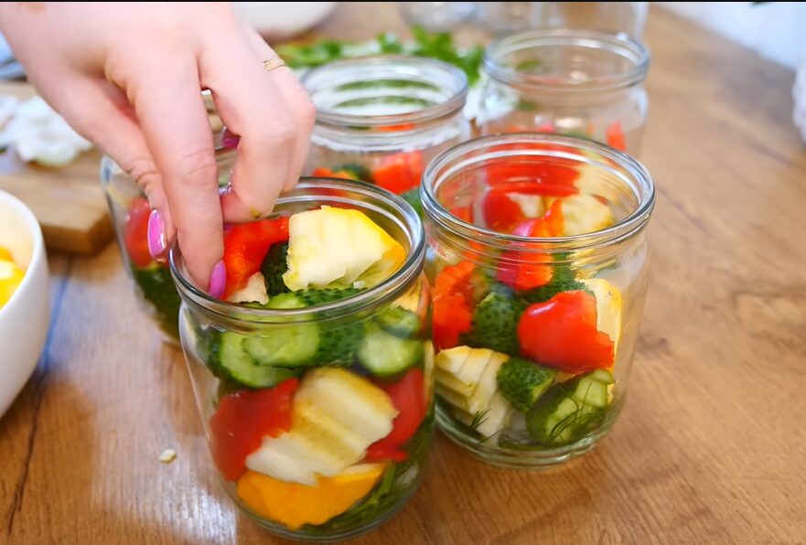 Швидкий салат з маринованих овочів на зиму