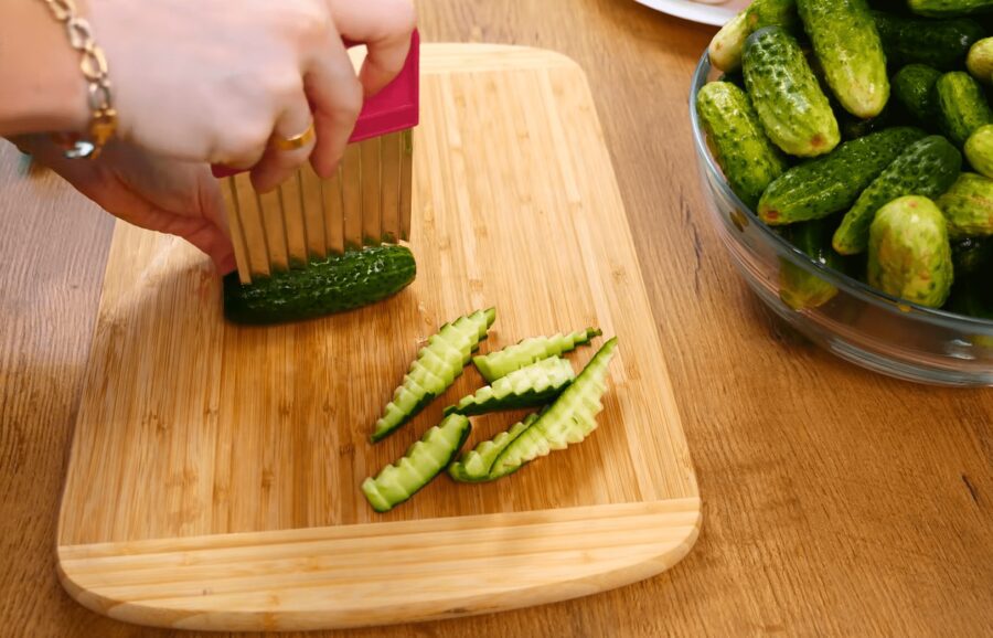 Смачна закуска з огірків четвертинками на зиму