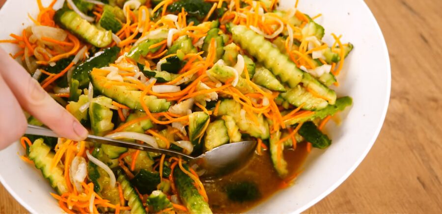 Смачна закуска з огірків четвертинками на зиму