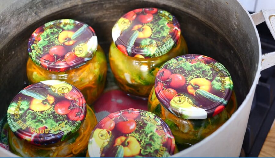 Смачна закуска з огірків четвертинками на зиму