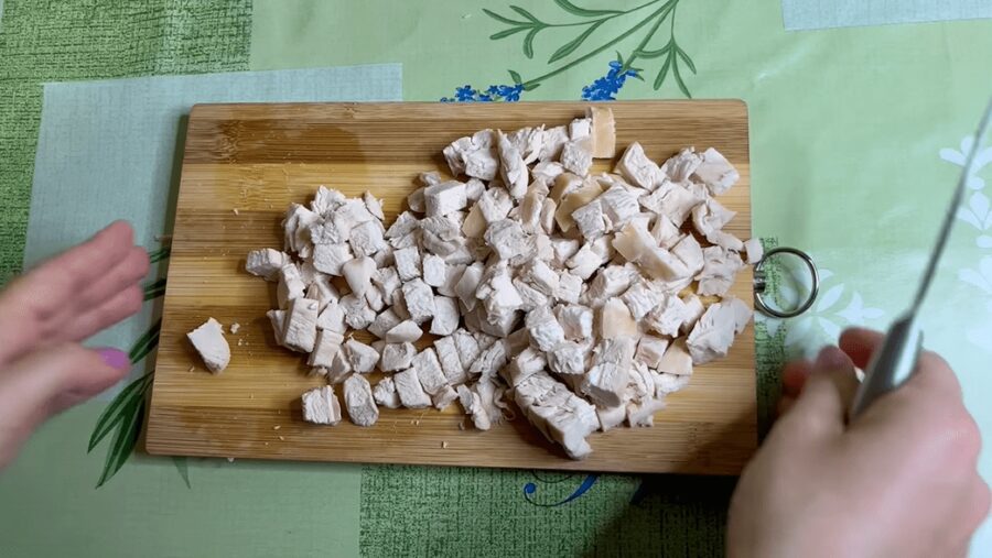 Святковий салат з куркою за 5 хвилин. Настільки смачний, що на столі не залишається