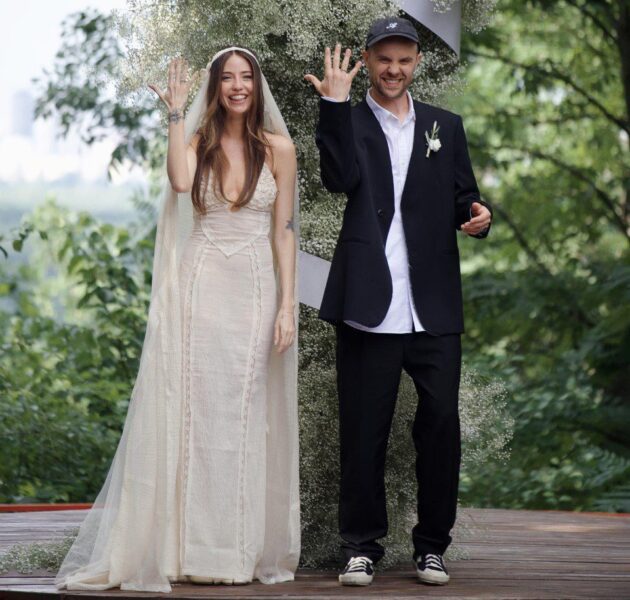 Нова дружина Кацуріна Надя Дорофєєва ховає живіт під балахонами