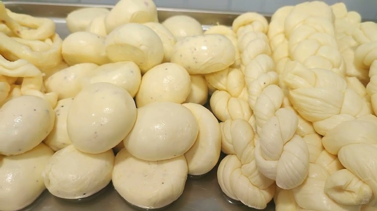 Всього 2 простих продукти в складі. Закип'ятила молоко, додала оцет і отримала домашню моцарелу за 30 хвилин