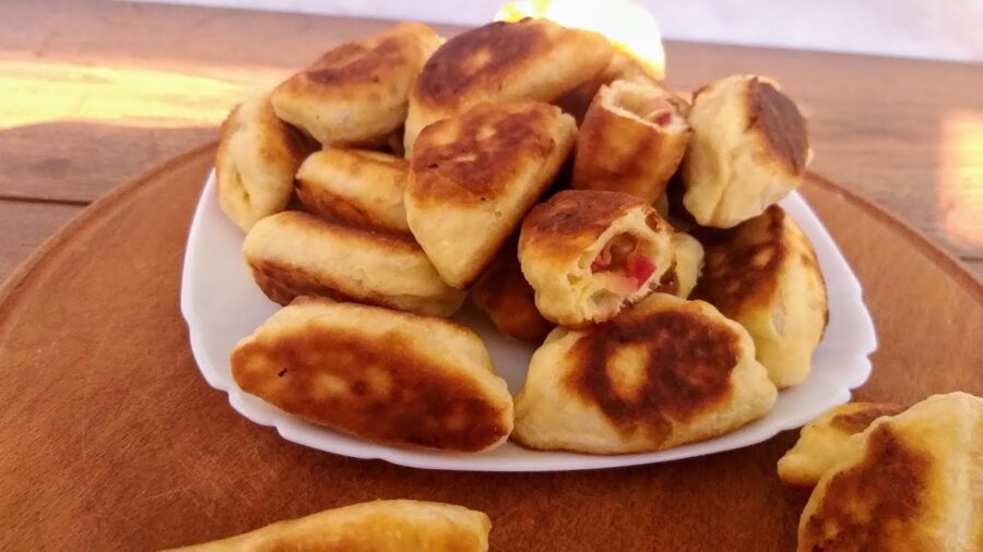 Простий рецепт смачних пиріжків на сковороді