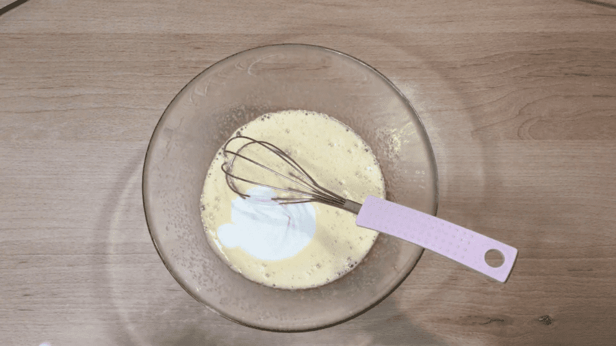 Змішуємо до однорідності яйця, цукор, сметану і розпушувач