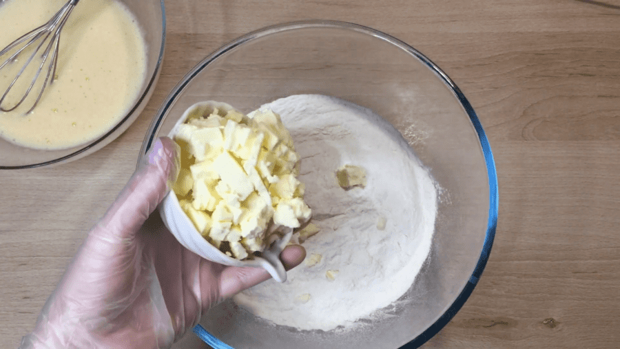 Подрібнене масло додаємо до борошна