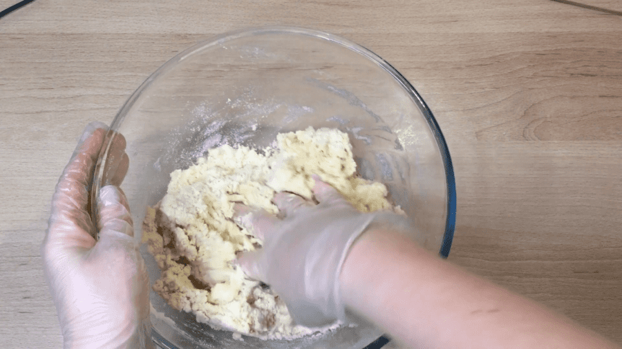 Починаємо замішувати пісочне тісто