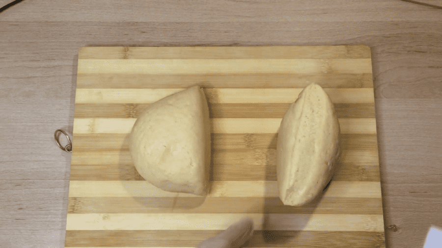 Готове тісто розділяємо на дві частини