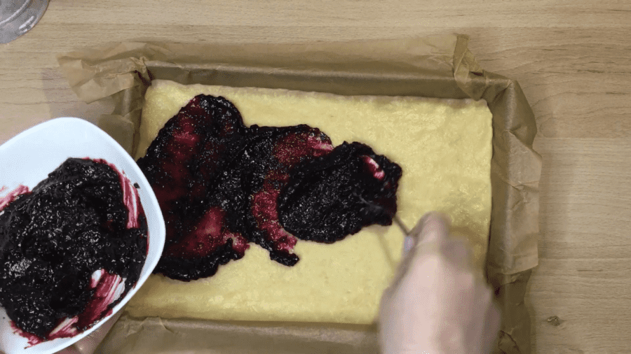 Тісто із холодильника змащуємо варенням