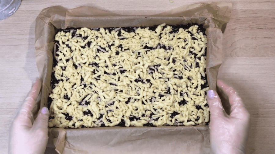 Посипаємо крихтою із замороженого тіста