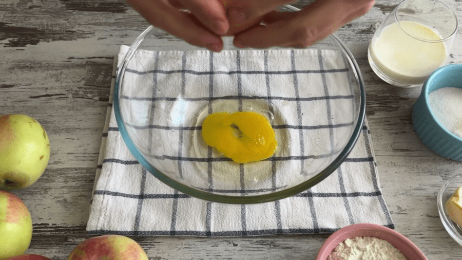 Почніть готувати тісто для пирога