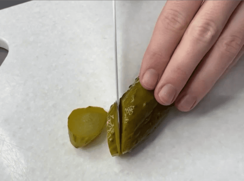 Додайте у котлети солоний огірок