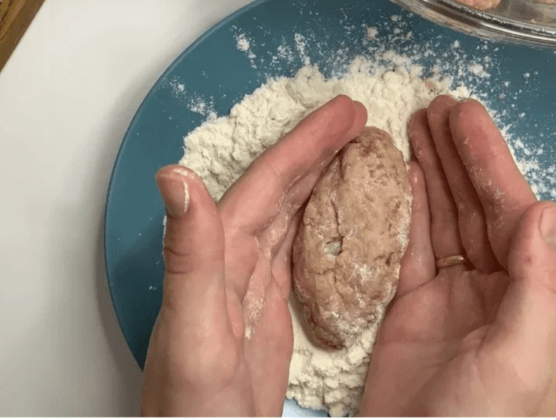 Сформуйте з фаршу котлети