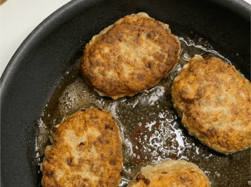 Обсмажте котлети з обох боків