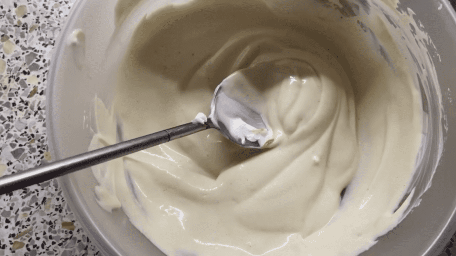 Приготуйте соус для салату