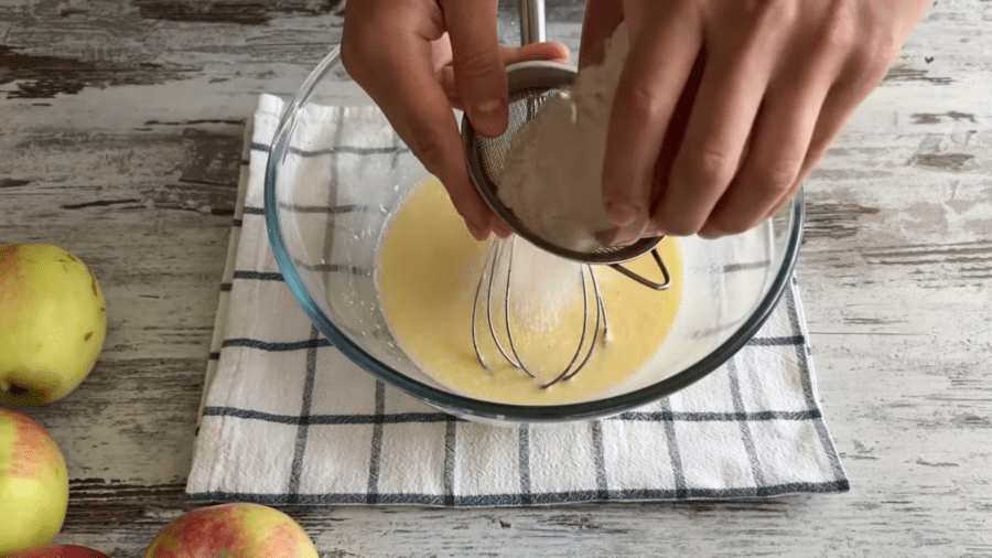 Додайте в тісто борошно