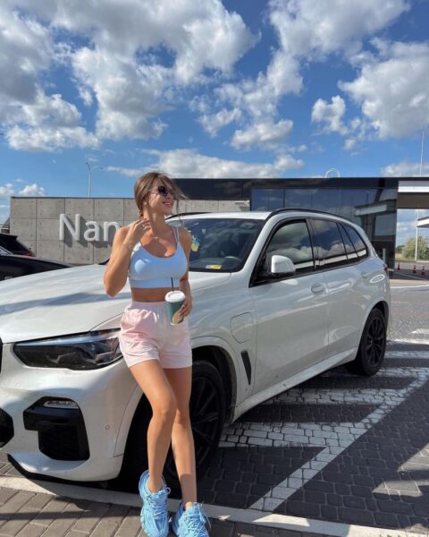 Молода дружина Мурата Налчаджиоглу похизувалася дорогим автомобілем