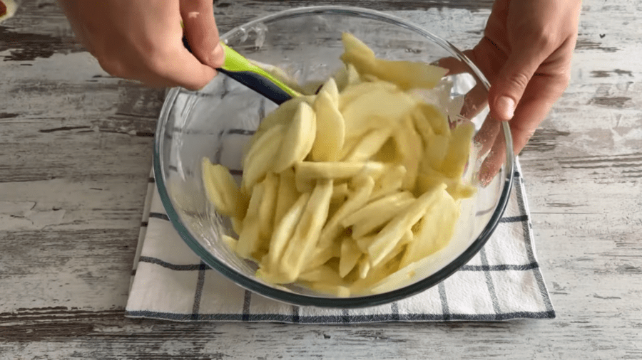 Змішайте тісто та яблука