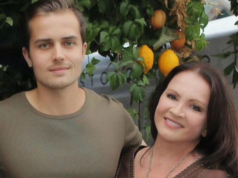 Як виглядають та чим займаються дорослі онуки Софії Ротару