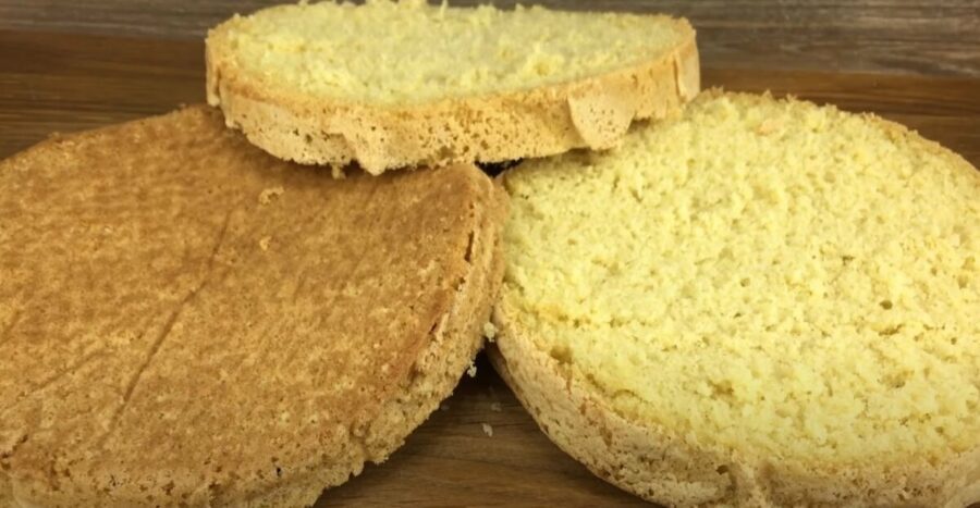 Розріжте бісквіт на коржі