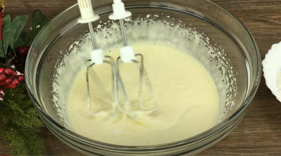 Почніть готувати тісто для бісквіта