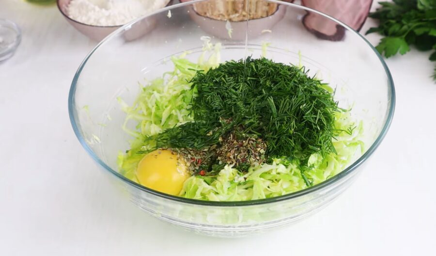 Заливний пиріг, який готується швидко, коштує копійки, а смак на мільйон