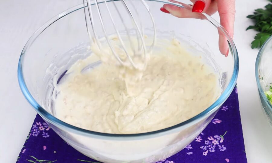 Заливний пиріг, який готується швидко, коштує копійки, а смак на мільйон