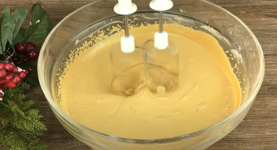 Приготуйте крем для торта