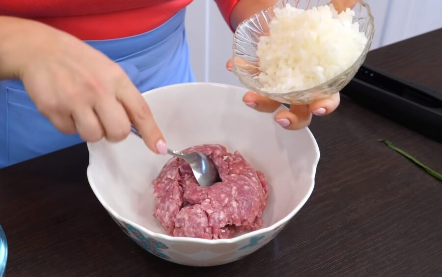 І гаряче, і закуска на святковий стіл. М'ясний рулет з яйцем